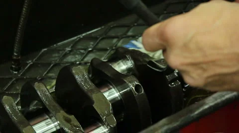 Cleaning a Crankshaft Video stock 1095497