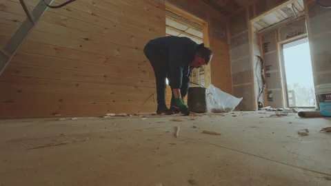 Cleaning up debris in a building under construction Vídeos de archivo 346990283