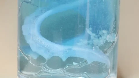 Cleaning a dental retainer with an effervescent tablet and water Vídeo Stock 339173579