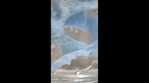 Cleaning a dental retainer with an effervescent tablet in water Vídeo Stock 339173626