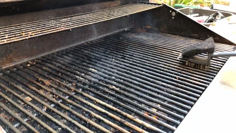 Cleaning A Dirty Grill 2 Video stock 102011331