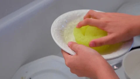 Cleaning Dishes Видео 129619009