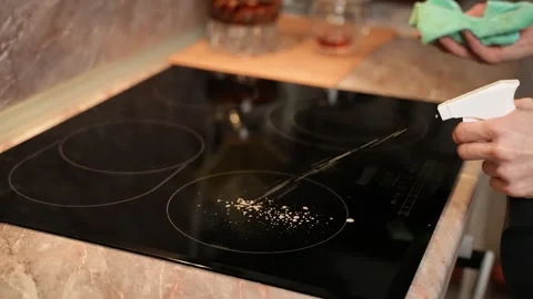 Cleaning the electric stove Видео 302659963