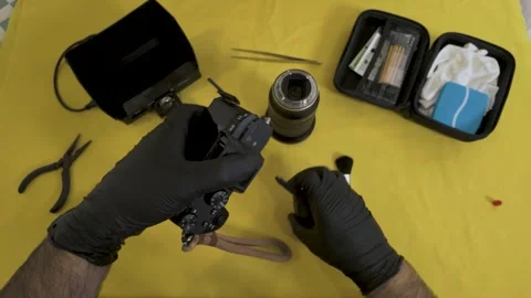 Cleaning the electrical contacts of a professional camera lens. Vidéo 327624230