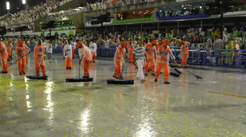 Cleaning at the end of the carnaval parade Video stock 37661596