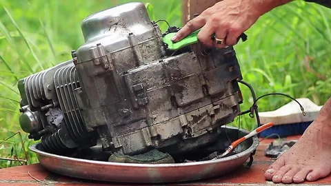 Cleaning the engine by toothbrush 動画素材 70802424