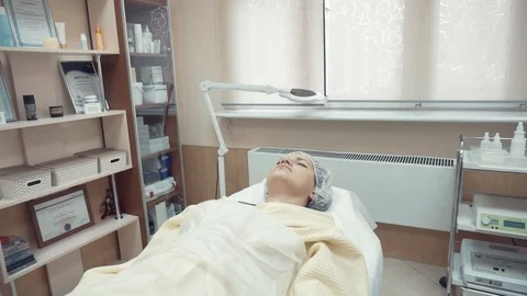 Cleaning face with sponges Video stock 87825110