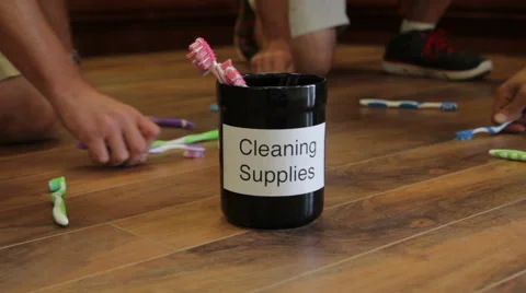 Cleaning Floor with Toothbrushes Vidéo 49546076