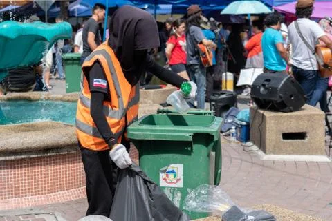 Cleaning garbage 库存照片