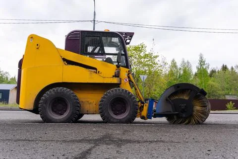 Cleaning of garbage from the road. a rotating mechanical machine brush Foto stock