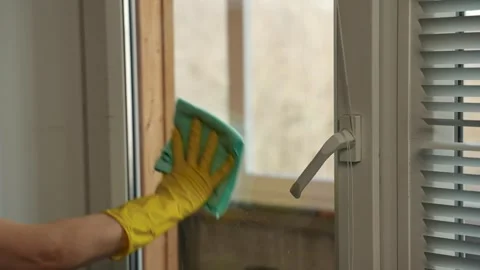 Cleaning glass with a professional solution to remove contaminants. Washing Stockbeeldmateriaal 307552274