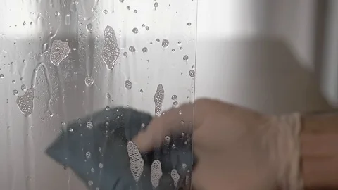 Cleaning the glass surface with a blue sponge - slow motion Stock Footage 125521672