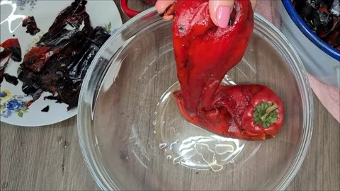 Cleaning Grilled Red Peppers Vidéo 166794075
