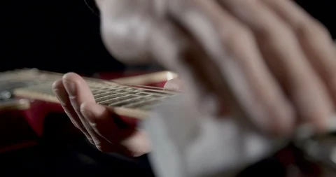 Cleaning guitar strings Vídeo Stock 101603595
