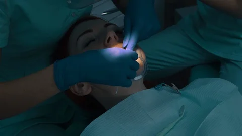 Cleaning of interdental gaps, removal of soft plaque with floss. Video stock 104784849