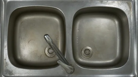 Cleaning a kitchen sink timelapse top view Video stock 111980039