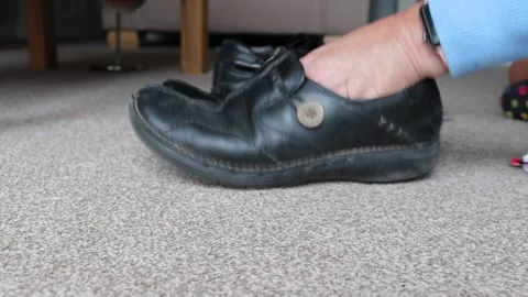 Cleaning leather shoes Video stock 133779459