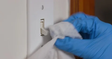 Cleaning Light Switch with Disinfectant Sanitizing Wipes to Kill Virus / Germs Vidéo 129564051