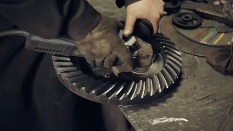 Cleaning the metal gear from rust Stockbeeldmateriaal 94861611