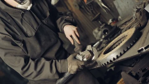Cleaning the metal gear from rust Vidéo 94896217