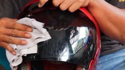 Cleaning a motorcycle helmet visor Vídeos de archivo 340265110