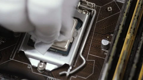Cleaning old thermal paste from the computer processor close up 库存影片 162533939