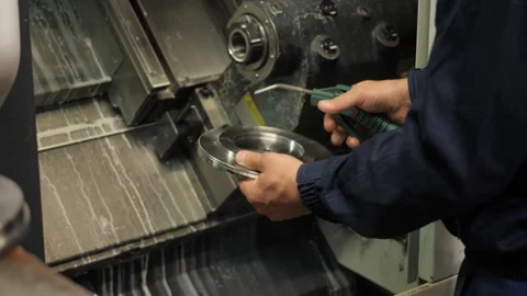 Cleaning the part after processing 库存影片 281066224