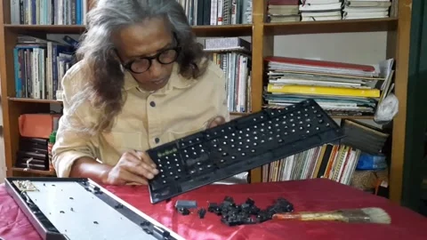 Cleaning the PC keyboard Oct 31,2024 库存影片 290984788