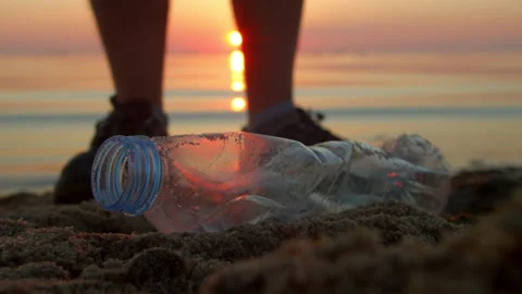 Cleaning up plastic garbage and various rubbish on the sandy beach. Video stock 199591011