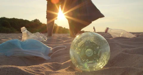 Cleaning of plastic garbage on a sandy beach. Video stock 171859304