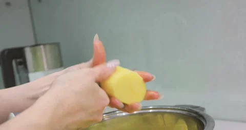 Cleaning potatoes with a knife Vídeo Stock 144686139