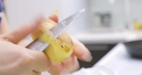Cleaning potatoes with a knife Video stock 144686208