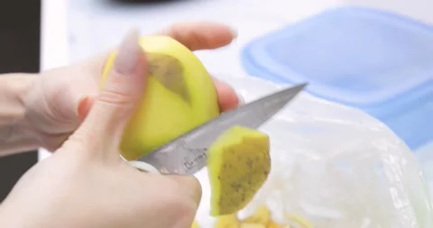 Cleaning potatoes with a knife Video stock 144686278