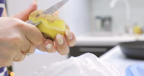 Cleaning potatoes with a knife Video stock 144686461