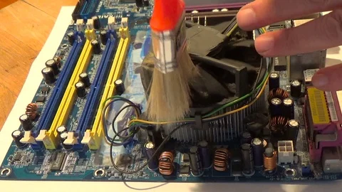 Cleaning a processor fan with a brush Vídeo Stock 79098115