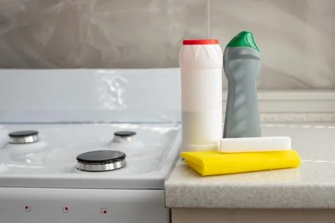 Cleaning products on the table in the kitchen. plastic bottles Foto stock