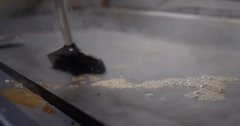 Cleaning a restaurant kitchen griddle, close up 스톡 동영상 85031430