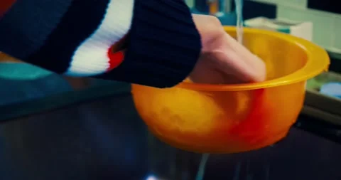 Cleaning rice with cold water Stockbeeldmateriaal 167432304