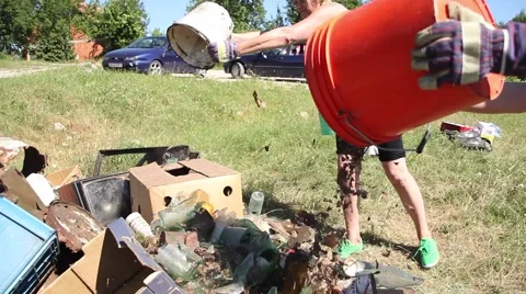 Cleaning a river from trash and team building in the nature Video stock 47145682