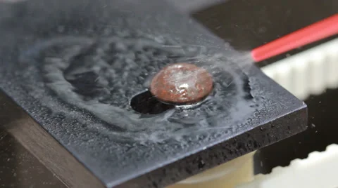 Cleaning rusty on screw 库存影片 35662648