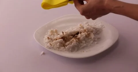 Cleaning off scissors with a rag 2 Vídeo Stock 132211009