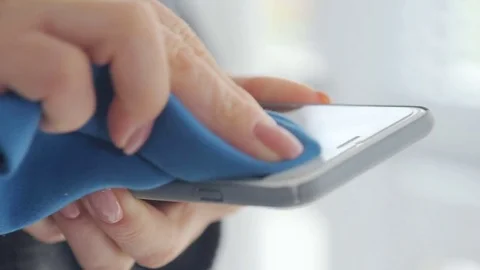Cleaning screen on smart phone. 库存影片 82291418