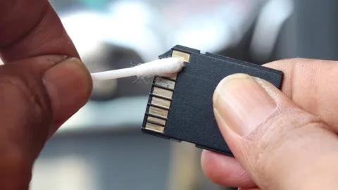 Cleaning SD memory card contacts using a cotton swab Видео 345650656