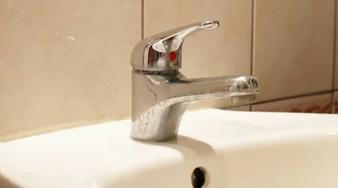 Cleaning the sink 库存影片 1159717