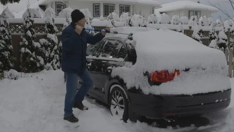 Cleaning snow off a car 動画素材 123127295