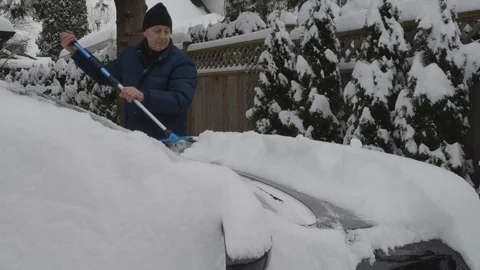 Cleaning snow off car side (view) Video stock 123127296