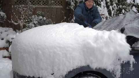 Cleaning snow off a car (variant). 스톡 동영상 227255875