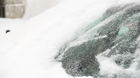 Cleaning snow off of a car windshield in slow motion Vídeo Stock 46722792