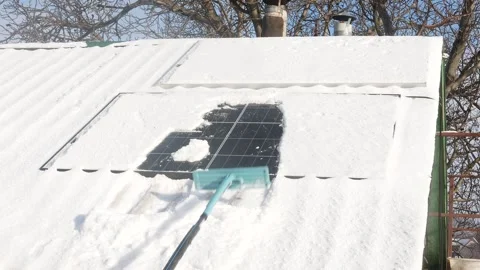 Cleaning the solar panel from snow on the roof of a private house Vídeos de archivo 295389747