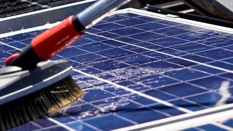 Cleaning solar panels close up Vidéo 93394956